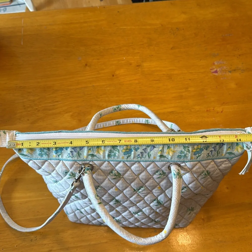 Vintage Vera Bradley. 2 handles, zipper close. 2 pocket inside. Never used - Picture 15 of 16
